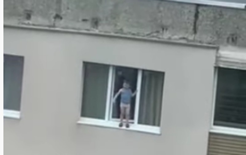 Un copil de 4 ani, filmat pe pervaz la etajul 9 al unui bloc, în Ucraina