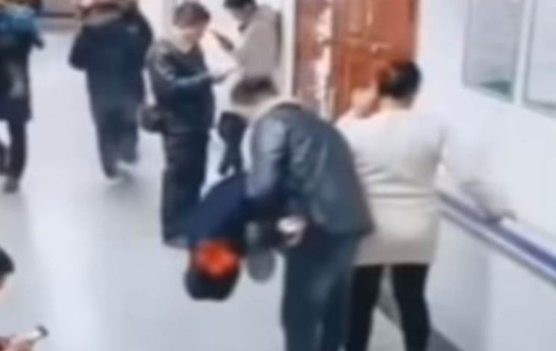 Gestul făcut de un bărbat pentru soția sa însărcinată în sala de așteptare a unui spital