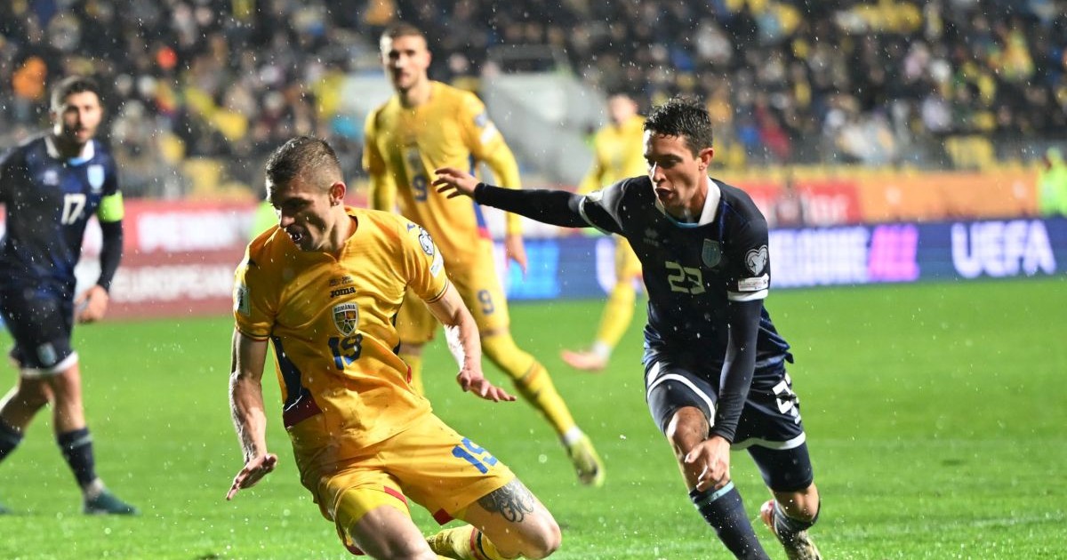 Florin Tanase si Matteo Valli Casadei in meciul de fotbal dintre Romania si San Marino, din cadrul Preliminariilor Campionatului Mondial 2026, desfasurat pe Stadionul Ilie Oana din Ploiesti, marti 18 noiembrie 2025