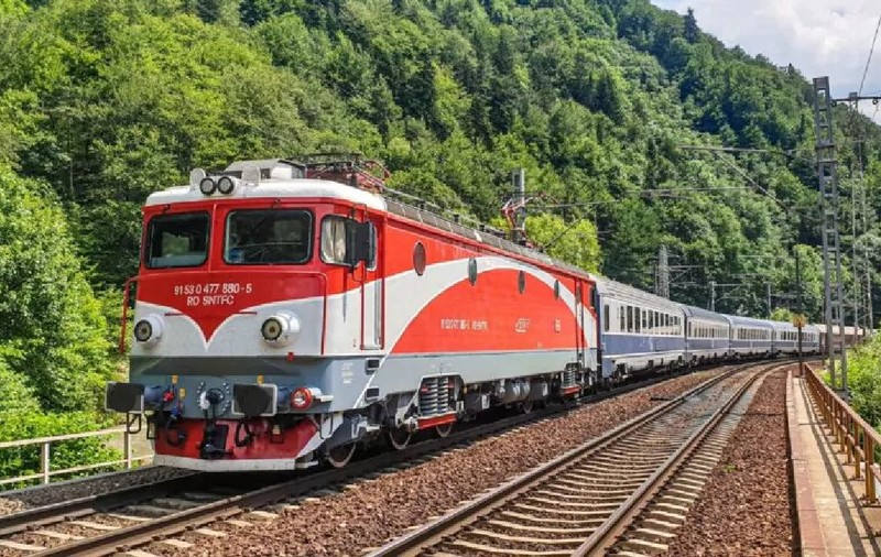 Patru trenuri sunt blocate în gări și pe traseu în Harghita, după ce copacii căzuți din cauza furtunii au afectat calea ferată