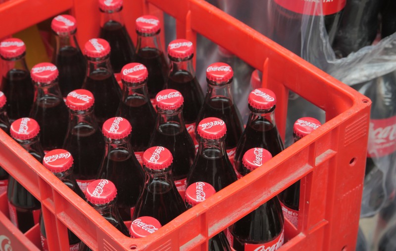 Cum influențează sticla, plasticul și doza gustul de Coca-Cola: explicația unui om de știință