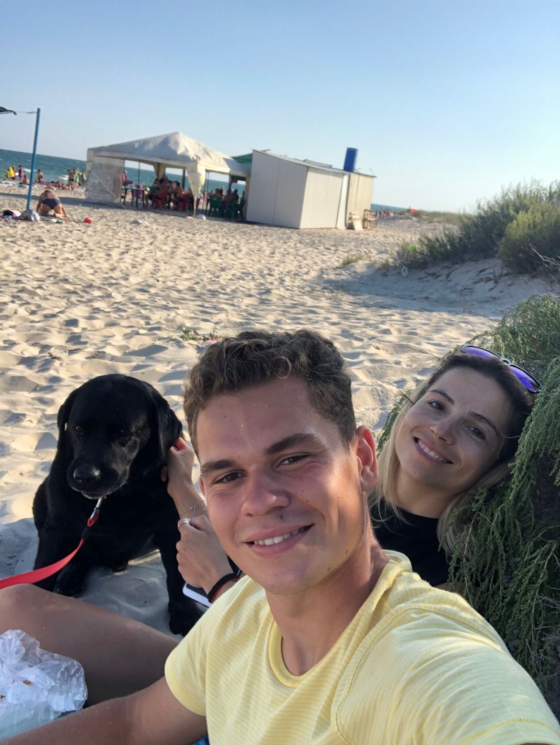 În vacanță, alături de labradorul Caruzzo
