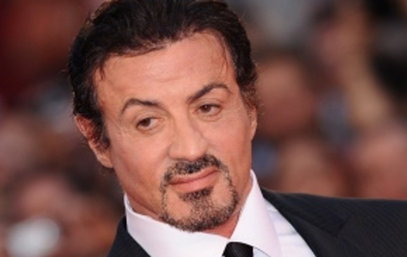 Sylvester Stallone, prins cu doi copii pe scaunul din faţă