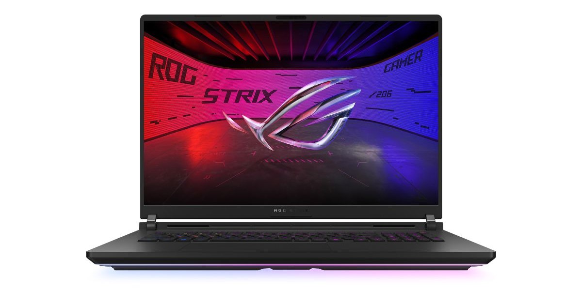 Poză frontală cu laptopul ASUS ROG Strix Scar 18 așezat în poziție de lucru.
