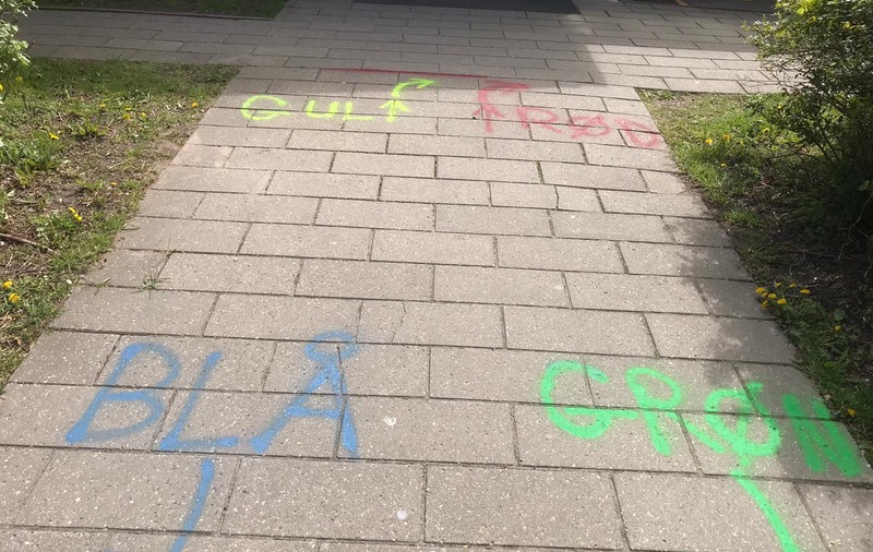 O româncă din Danemarca povestește cum s-a organizat reluarea cursurilor: copiii, împărțiți în grupe cu nume de culori, iar “galbenul” nu se întâlnește cu “verdele”