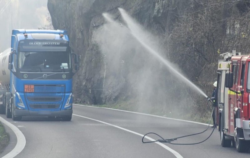 Trafic închis la Călimănești după scurgeri de gaze dintr-o cisternă cu GPL. Rute ocolitoare pentru șoferi