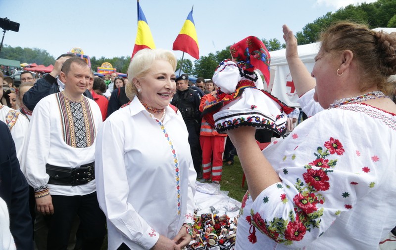 FOTO | Premierul Viorica Dăncilă a mers la Festivalul Sâmbra Oilor. Reacţie la protestele din ultimele zile: "Adevăraţii români sunt oameni care îşi bazează atitudinea pe argumente"