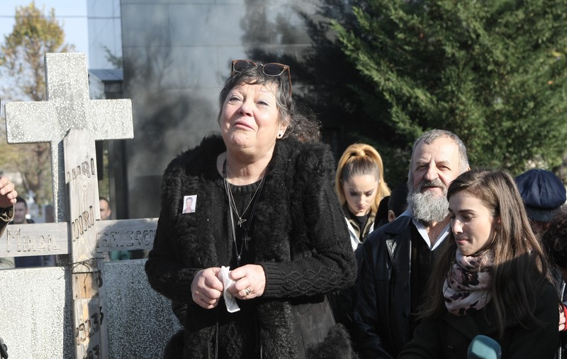 FOTO EXCLUSIV / Anca Pandrea a plâns la mormântul lui Iurie Darie. Bustul actorului, dezvelit la parastasul de patru ani