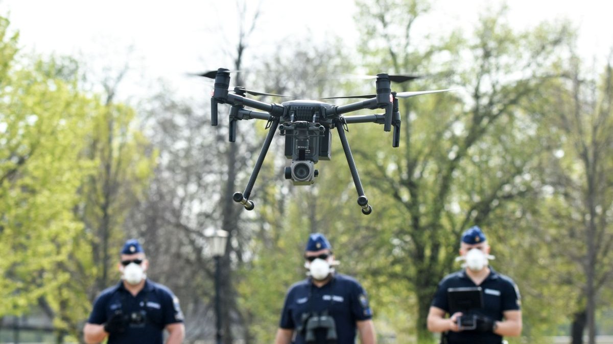 În Ungaria, polițiștii monitorizează cu ajutorul dronelor respectarea carantinei FOTO: EPA