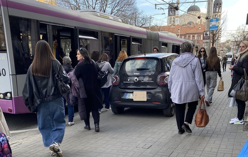 Mașină cu număr de București, parcată în stația de autobuz Opera din Cluj-Napoca: „Asemenea specimene nu merită să posede permis”