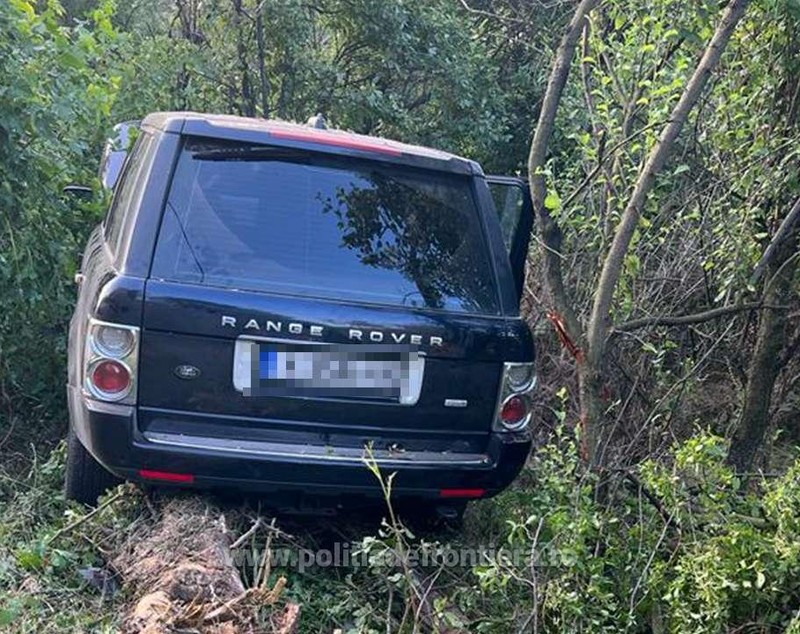 17 migranți, găsiți ascunși într-o mașină în Mehedinți. Șoferul a încercat să scape de poliție, dar a făcut accident