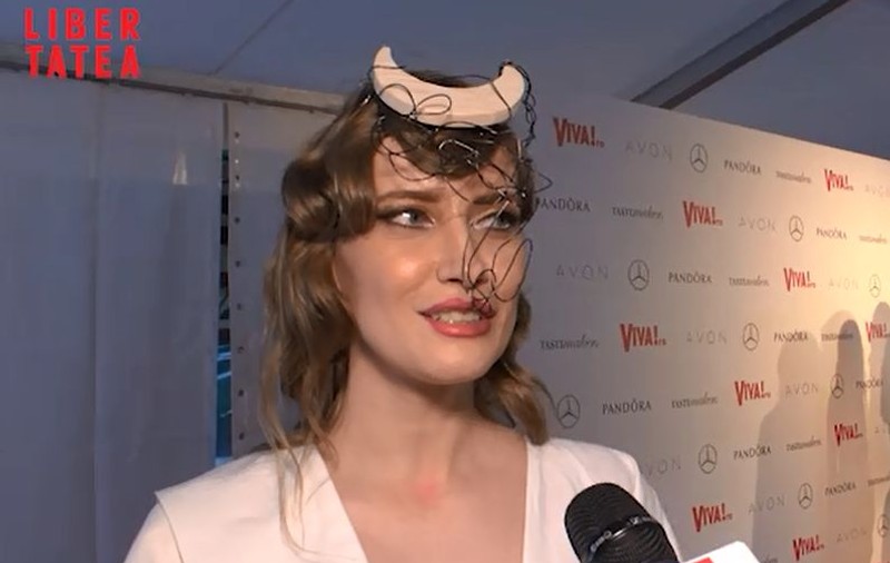 Iulia Albu o face praf pe Delia. “Ce caută în costumul acela de manelist?”