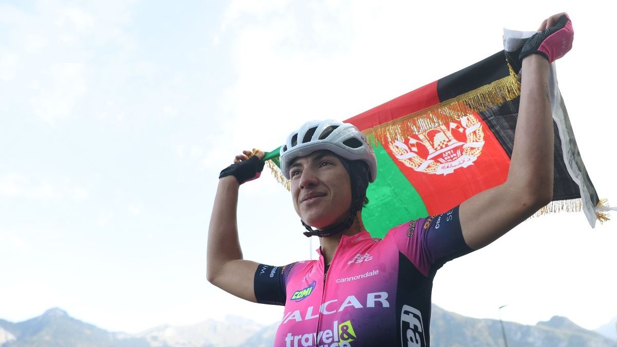 Sportiva afgană Fariba Hashimi a cucerit medalia de argint în proba feminină de șosea la Jocurile Asiatice de la Aichi-Nagoya. Foto: Getty Images