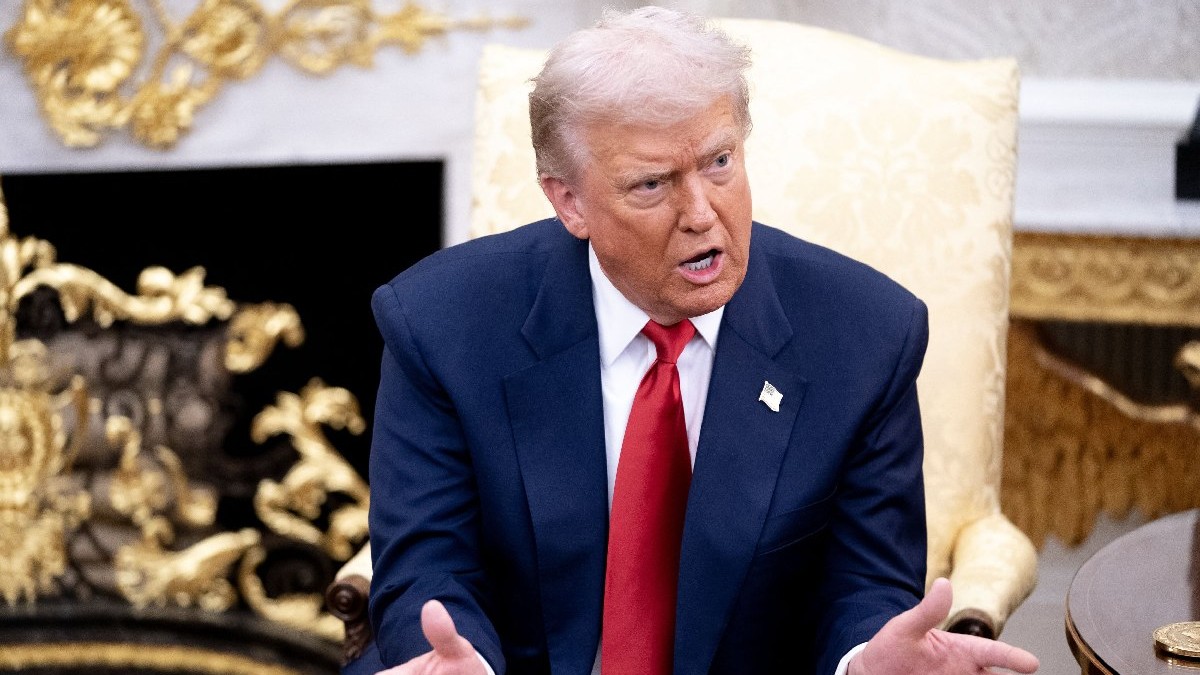 Președintele Donald Trump vorbește cu reprezentanții presei în timpul unei întâlniri în Biroul Oval de la Casa Albă din Washington, pe 18 noiembrie 2025.