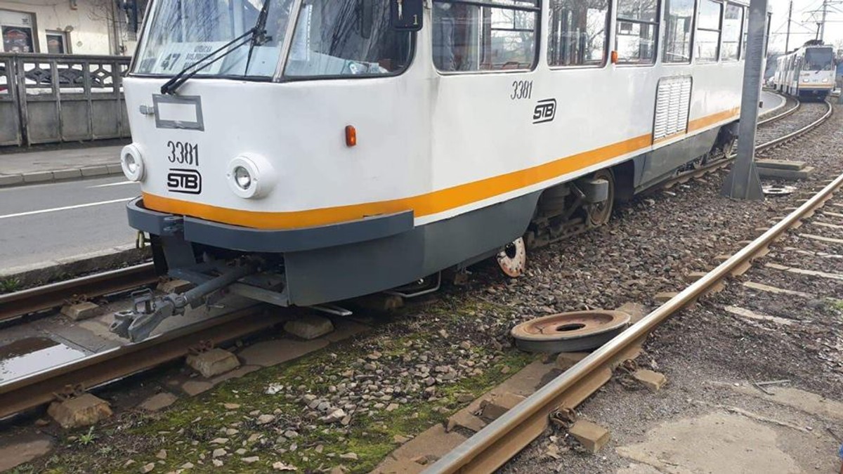 Un tramvai cu roata ruptă, în mijlocul străzii. Un consilier din Primăria Capitalei: "Nu ne este şi nouă, bucureştenilor, ruşine?"