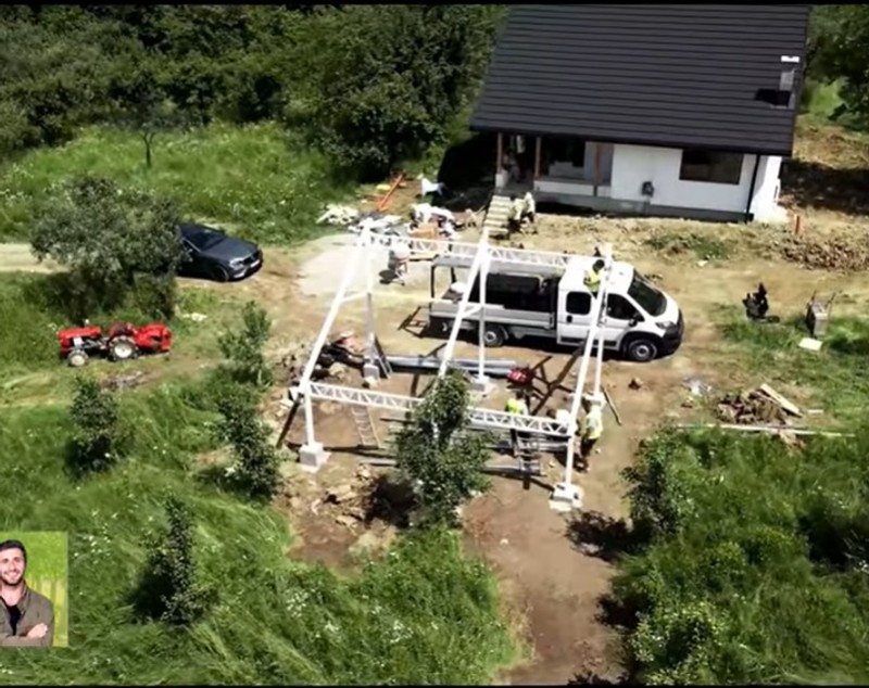 Dragoș Bucur și-a construit casă la țară: „M-am hotărât să mă fac țăran”. Primele imagini cu actorul pe tractor și cu noua locuință
