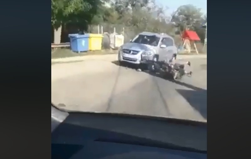 VIDEO | Trei tineri inconștienți s-au urcat pe un scuter. Au intrat direct într-o mașină care circula regulamentar