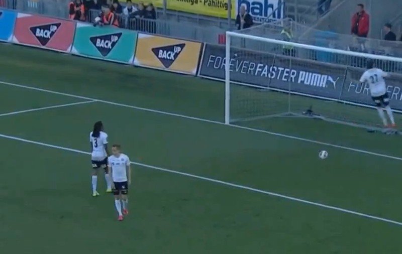 Ce face frustrarea din om!!! De supărare, un fotbalist s-a dat cu capul de bara transversală