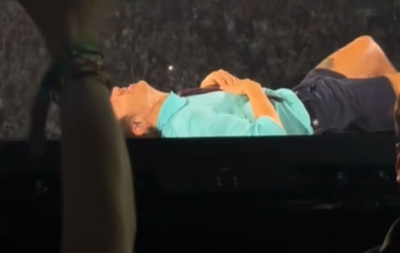 Un artist celebru s-a prăbușit pe scenă în timpul concertului. Fanii s-au panicat: „Inima mi s-a oprit”
