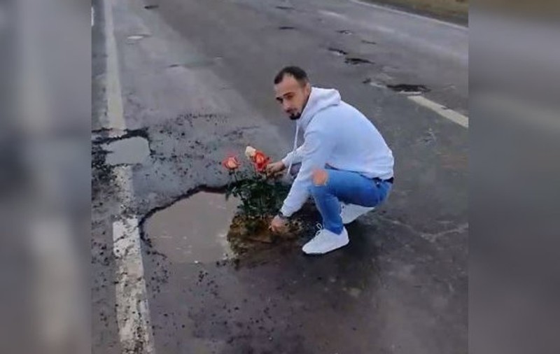 VIDEO | Doi tineri au plantat trandafiri în gropile dintr-un drum din Vrancea