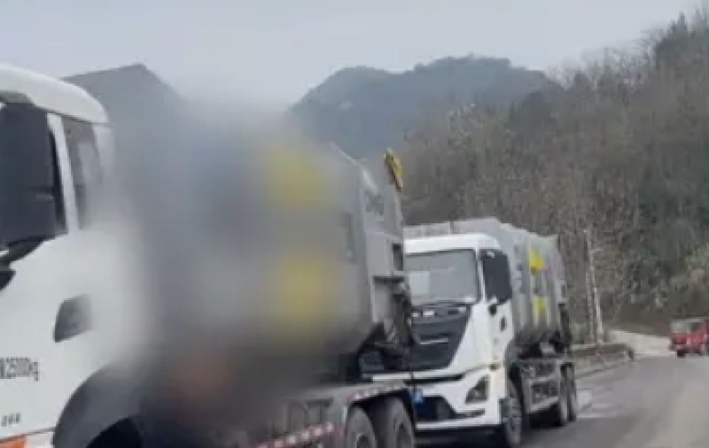 O familie a scotocit prin 10 tone de gunoi în căutarea aurului aruncat din greșeală, în China: „Nu pot să cred”