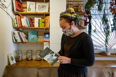 Ana a amenajat în magazin o bibliotecă cu cărți despre mediu pentru comunitatea care susține, pe Patreon, afacerea ei