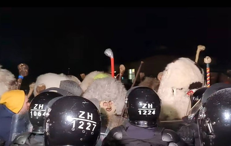 Ciomăgeala de Anul Nou de la Ruginoasa, oprită de jandarmi cu lacrimogene