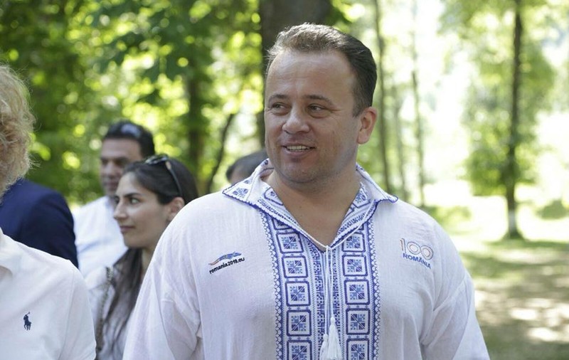 Glumă vulgară a unui fost ministru al Educatiei, pe Facebook; Liviu Marian Pop: ”PLM, mă duc la muncă”