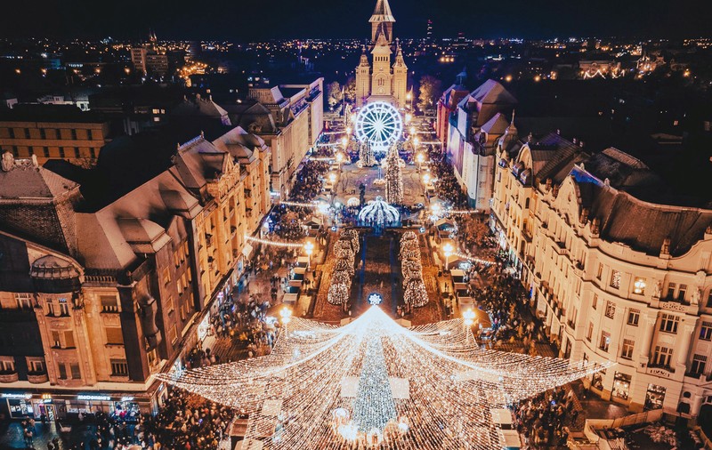 Târgul de Crăciun Timișoara 2024. Aproape o sută de căsuțe, zonă de gastronomie, carusel și o roată panoramică