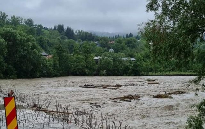 Cod roșu de inundații în județul Vrancea, până duminică dimineață