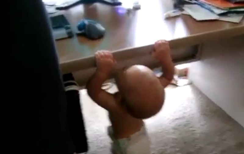 Ce dacă poartă scutec? Acest BEBE îşi lucrează muşchii | VIDEO