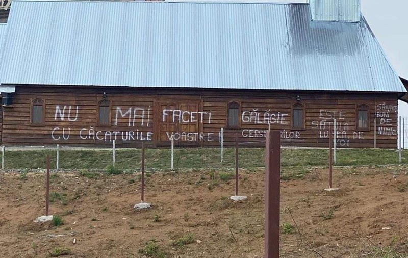 O biserică din Maramureş, vopsită cu mesaje de localnicii care nu mai suportau slujbele transmise la boxe. A fost întocmit dosar penal