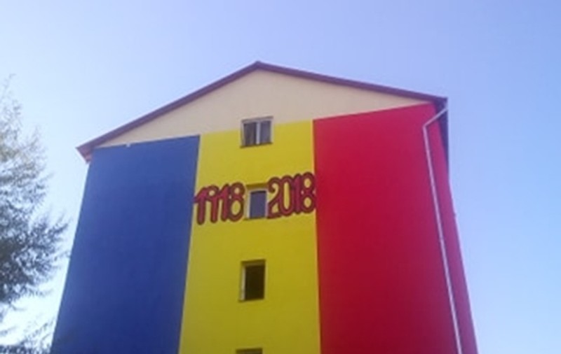 Blocul zugrăvit în tricolor la Timișoara îi aduce administratorului o amendă. Cum s-a ajuns aici