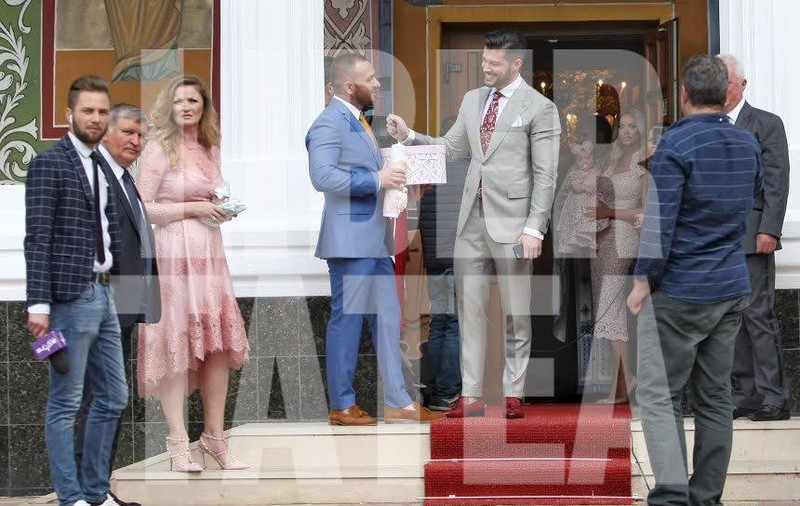 FOTO EXCLUSIV/ Ținute spectaculoase la botezul fetiței Biancăi Drăgușanu. Mama vedetei a întors toate privirile