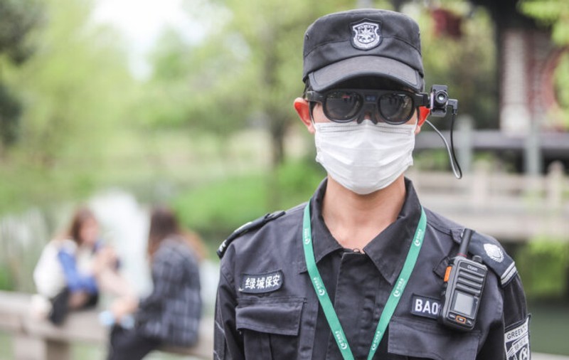 O companie din China a inventat ochelarii inteligenți care iau temperatura de la distanță