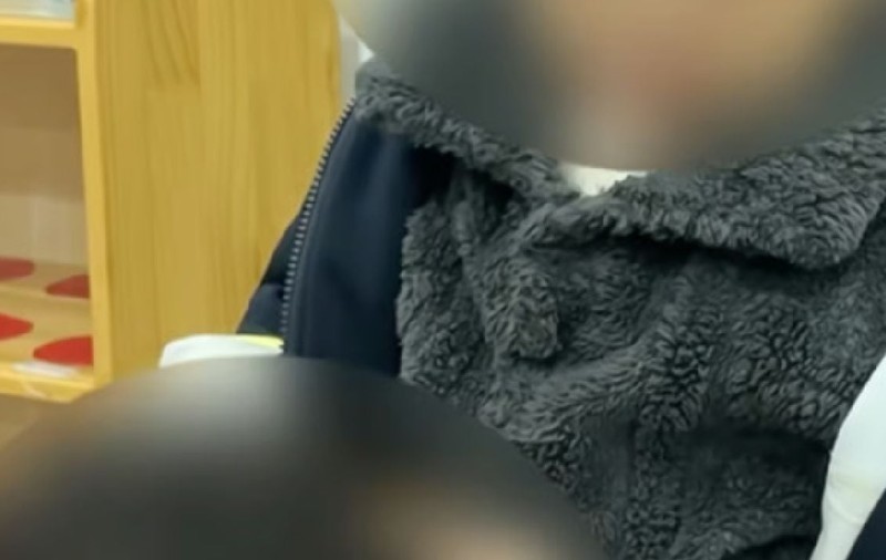 Femeia și-a abandonat băiețelul de 6 ani într-o cameră de hotel timp de două săptămâni, în China: „Mamă, nu te învinovățesc! Sunt deja un bărbat, o să cresc repede, să te protejez”