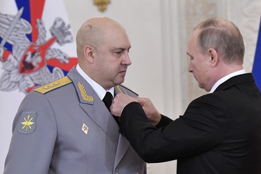 MOSCOW, RUSSIA - DECEMBER 28, 2017: Russia's President Vladimir Putin (R) awards Col Gen Sergei Surovikin of the Russian Air Force at a meeting with Russian servicemen who were engaged and distinguished themselves in the recent Syrian counter-terrorist campaign, at the Grand Kremlin Palace. Alexei Nikolsky/Russian Presidential Press and Information Office/TASS (Credit Image: © Nikolsky Alexei/TASS via ZUMA Press)