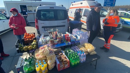 Masa cu sucuri, fructe și alte alimente care îi așteaptă pe refugiați.