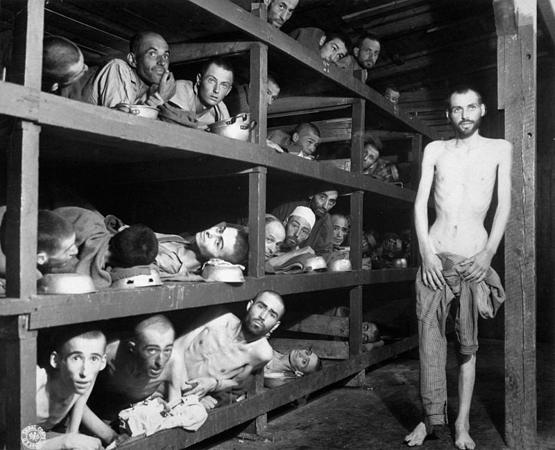 Supraviețuitori ai Holocaustului, în ziua eliberării din lagărul Buchenwald de către trupele americane. Al șaptelea, în cel de-al doilea rând de jos este laureatul Premiului Nobel pentru Pace Elie Wiesel, evreu din România (Transilvania de Nord)