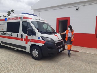 Mihaela, în fața ambulanței pe care o conduce, în Spania | Foto: Arhivă personală