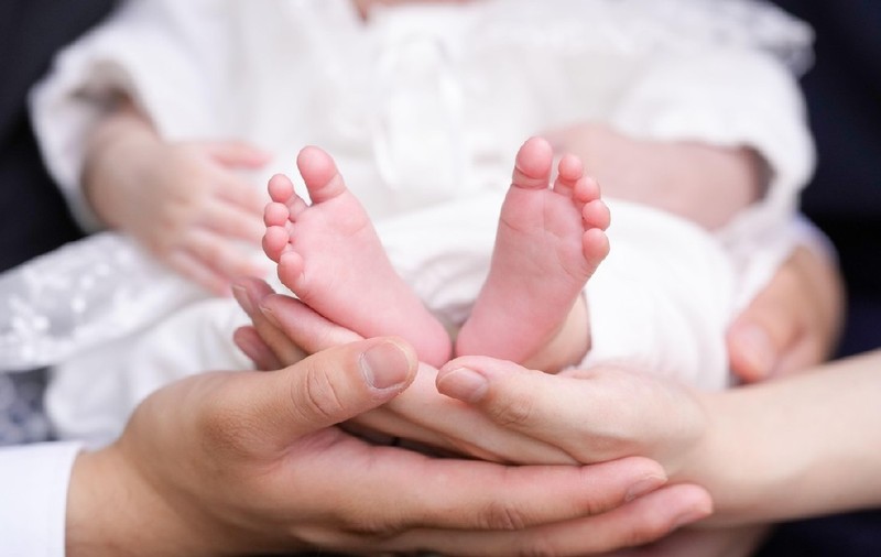 Mamele aflate în concediu de creștere copil trebuie să plătească 2.430 de lei, dacă vor să aibă asigurare de sănătate: „Oribil”