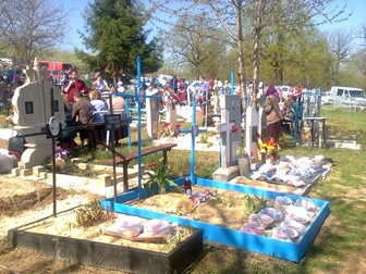 De Paștele Blajinilor se dă de pomană pentru cei morți