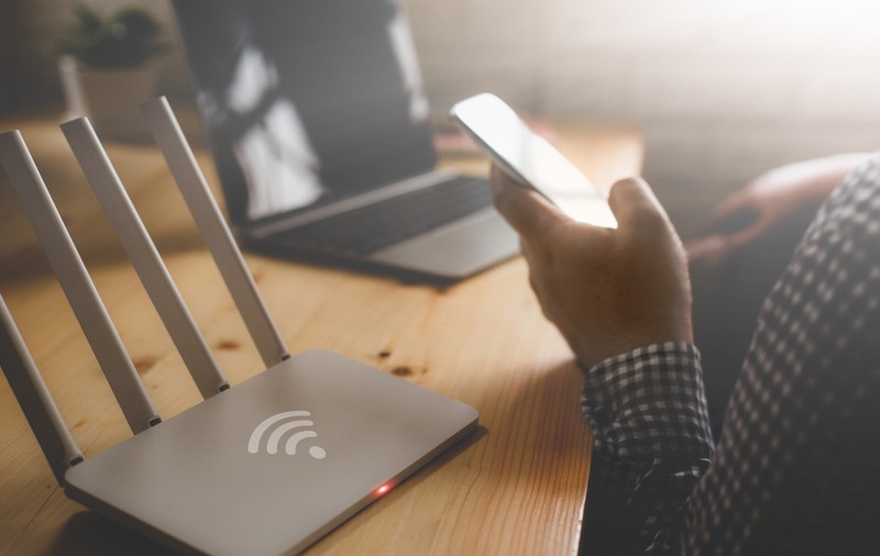 Cum afli dacă un străin este conectat la reţeaua ta Wi-Fi