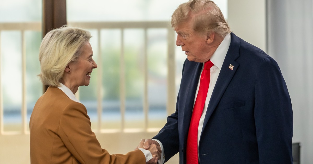 16 iunie 2026 - Donald Trump și Ursula von der Leyen dau mâna la summitul G7 de la Evian, Franța Foto: Profimedia