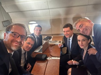 Președintele Nicușor Dan alături de Dominic Fritz (președinte USR) și miniștrii Oana Țoiu (Externe – USR), Ionuț Moșteanu (Apărare – USR) și Radu Miruţă (Economie – USR), plus vicepremierul Dragos Anastasiu, în avionul Spartan care i-a dus de la București la Berlin