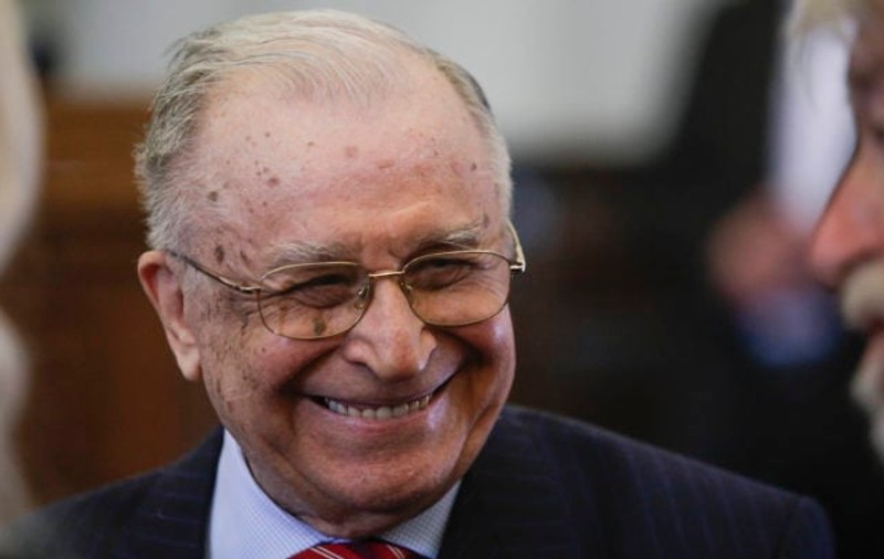 Protestatarul "Ceaușescu", amendat pentru că a făcut scandal în fața casei lui Ion Iliescu
