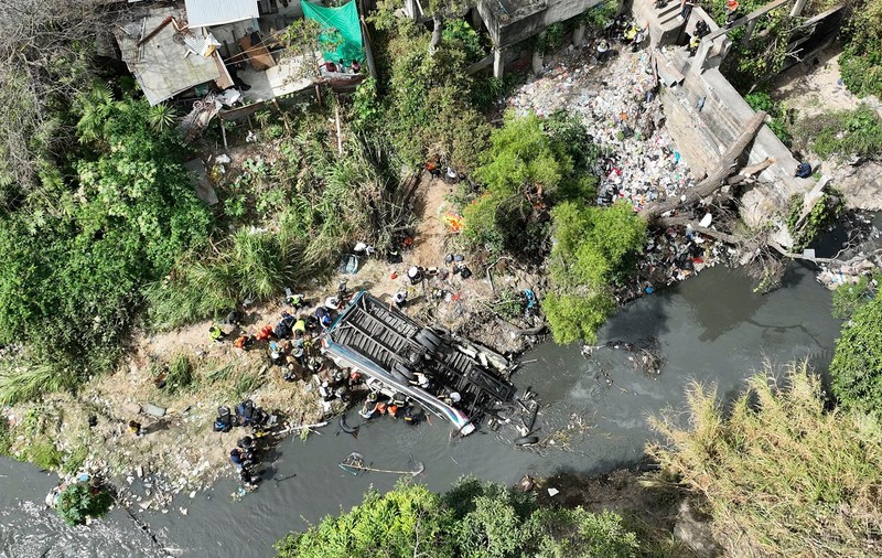 Cel puțin 55 de oameni au murit într-un autobuz care a căzut într-un râu contaminat cu ape uzate, lângă capitala Guatemalei