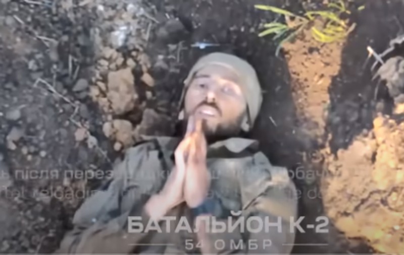 „Ai milă de mine!”. Filmare difuzată de ucraineni cu momentul în care operatorul dronei cruță un soldat rus rănit | VIDEO