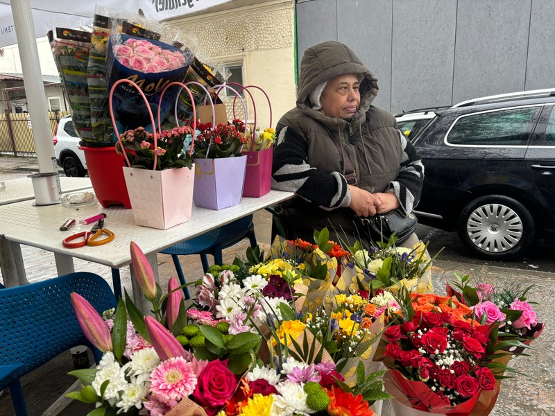 După o zi ploioasa și doar câțiva clienți, Carmen Simion închide chioșcul