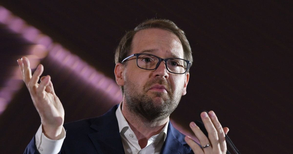Dominic Fritz, într-un cadru apropiat, de la umeri în sus, îmbrăcat într-un sacou bleumarin și o cămașă albă, cu mâinile în aer în timpul unei conferințe de presă, ianuarie 2026